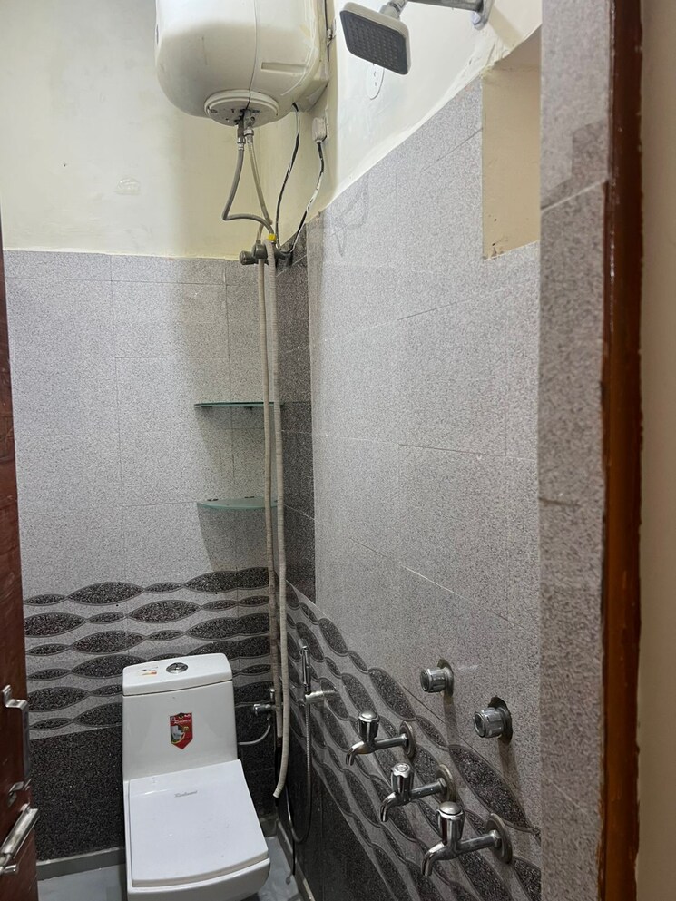 Attached Bathroom, sector 52 1.5 Bedroom 900 Sq.Ft. Builder Floor In Sector 52 Gurgaon 8894980