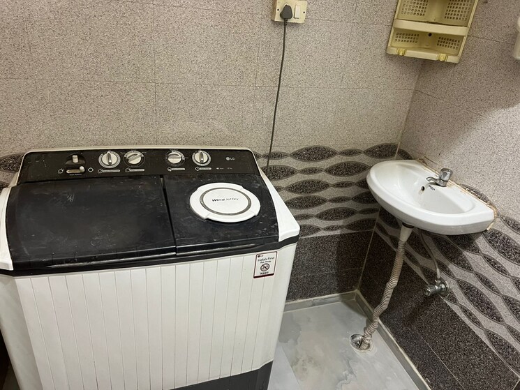 Attached Bathroom, sector 52 1.5 Bedroom 900 Sq.Ft. Builder Floor In Sector 52 Gurgaon 8894980