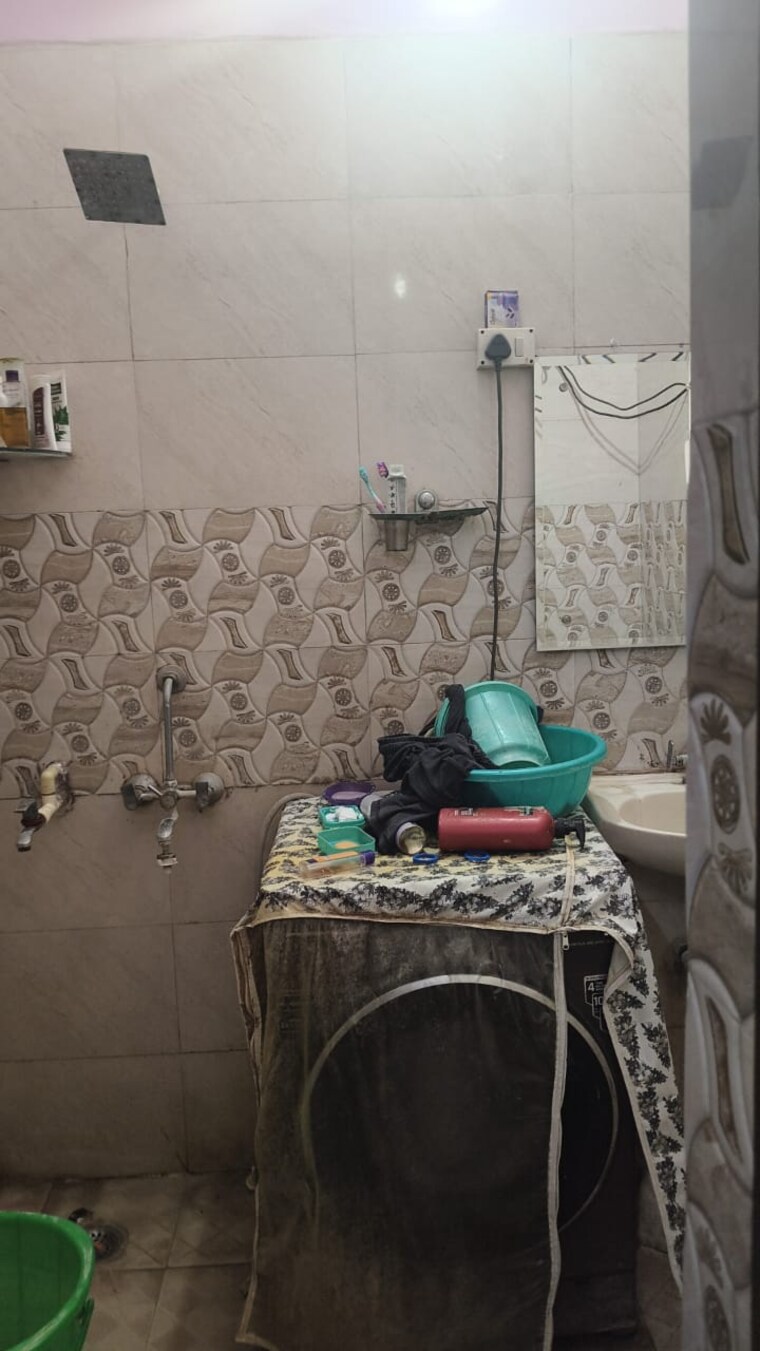 Bathroom, green fields colony 2 Bedroom 100 Sq.Yd. Builder Floor In Green Fields Colony Faridabad 8894968