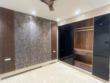 Room in 3 BHK Apartment at Defence Colony – for Rent