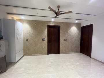 Room in 3 BHK Apartment at Defence Colony – for Rent