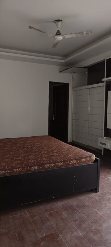 Room in 2 BHK Apartment at Supertech Cape Town, Sector 74 – for Rent