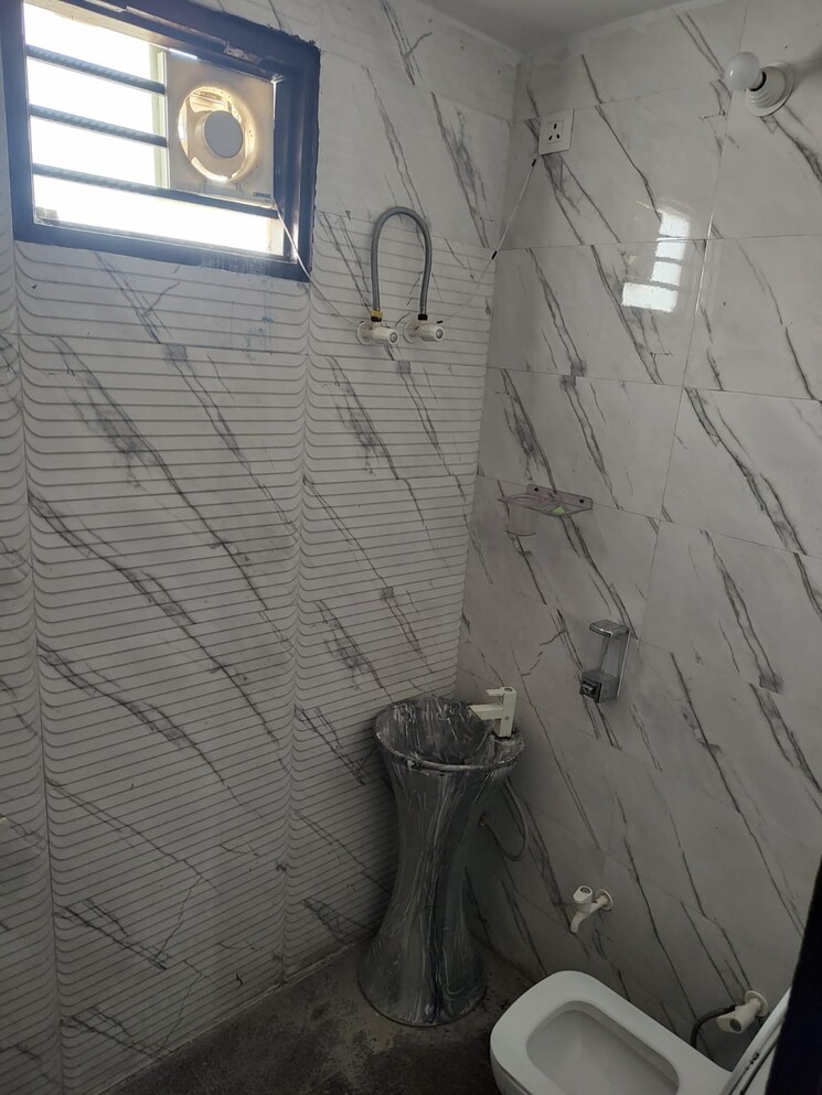 Bathroom, wave-dream-homes 2 Bedroom 808 Sq.Ft. Apartment In Wave City Ghaziabad 8895082