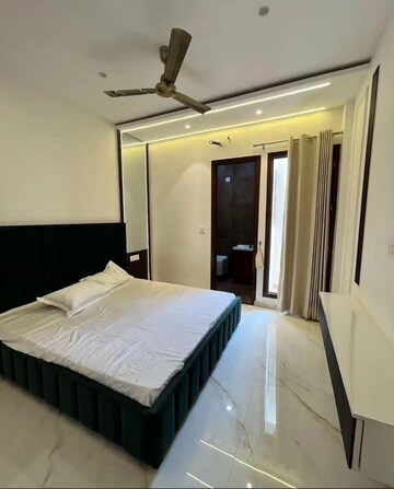 Bedroom in 3 BHK Builder Floor at Sector 33 – for Rent