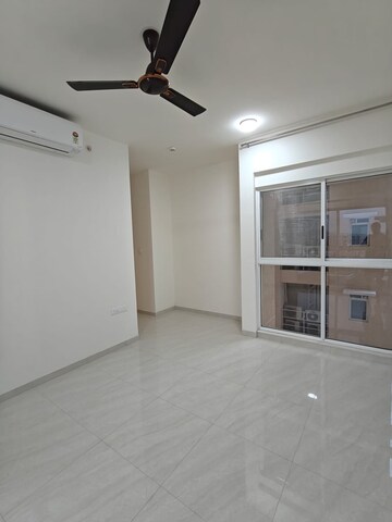 Room in 2 BHK Apartment at Lodha Casa Viva, Majiwada – for Rent