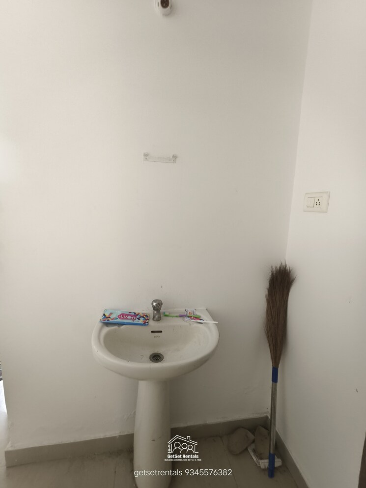 Bathroom, vandana-flora 2 Bedroom 1200 Sq.Ft. Apartment In Hsr Layout Bangalore 8895195