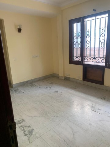 Room in 3 BHK Builder Floor at Sector 41 – for Rent