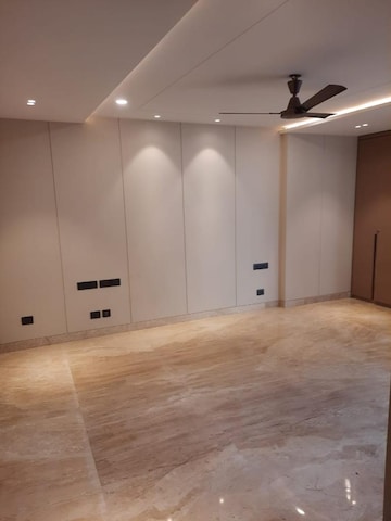 Room in 3 BHK Apartment at Defence Colony – for Rent