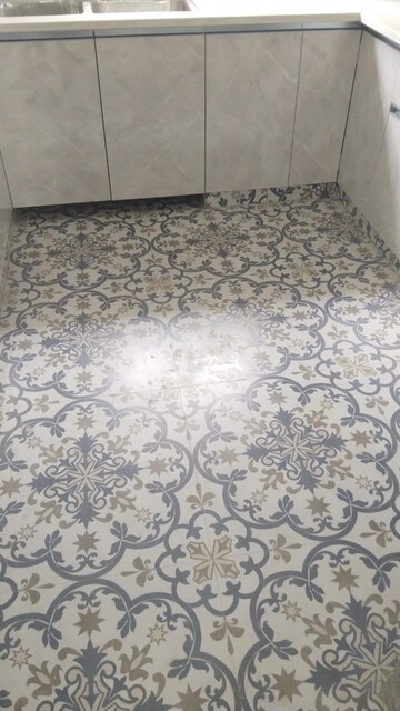 Room in 3 BHK Apartment at Arun Vihar, Sector 29 – for Rent