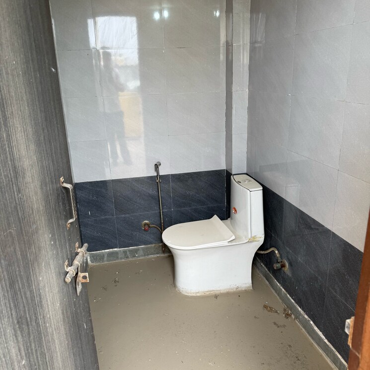 Attached Bathroom, sector 63a 1 RK 400 Sq.Ft. Builder Floor In Sector 63a Noida 8895327