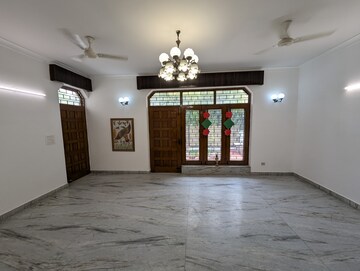 Room in 5 BHK Independent House at Sector 14 – for Rent