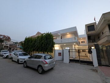 Parking in 5 BHK Independent House at Sector 14 – for Rent