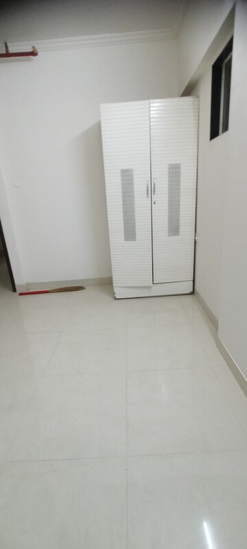 Room in 2.5 BHK Apartment at Kalpavruksh Garden 3, Kandivali West – for Rent