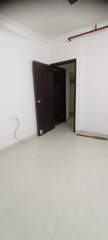 Room in 2.5 BHK Apartment at Kalpavruksh Garden 3, Kandivali West – for Rent