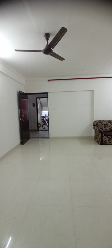 Room in 2.5 BHK Apartment at Kalpavruksh Garden 3, Kandivali West – for Rent