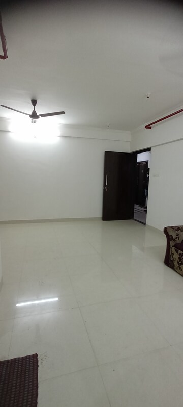 Room in 2.5 BHK Apartment at Kalpavruksh Garden 3, Kandivali West – for Rent