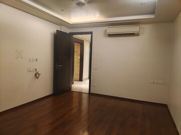 Room in 3 BHK Apartment at Defence Colony – for Rent