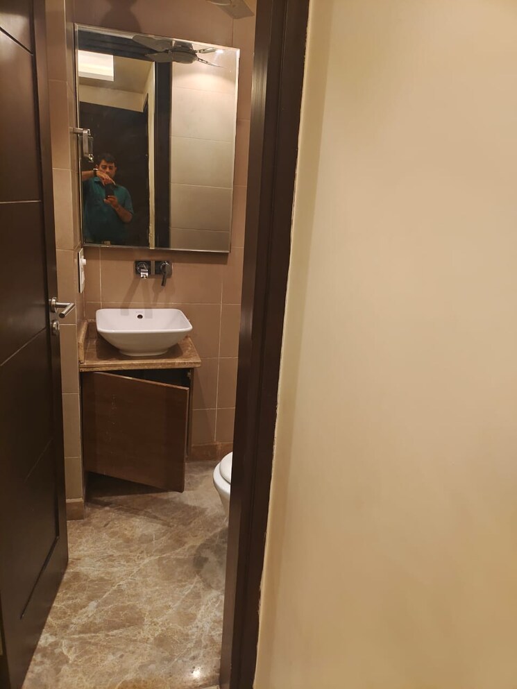 Bathroom, defence colony 3 Bedroom 3000 Sq.Ft. Apartment In Defence Colony Delhi 8895377
