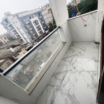 Balcony in 1 BHK Apartment at Dlf City Phase 3 – for Rent