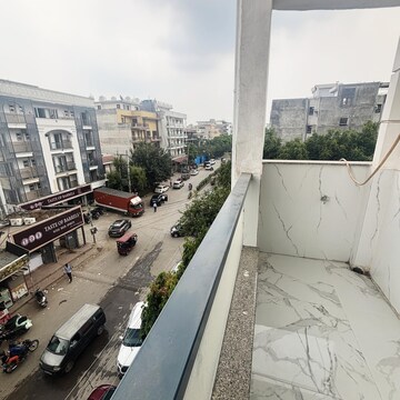 Balcony in 1 BHK Apartment at Dlf City Phase 3 – for Rent