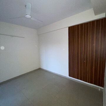 Room in 3 BHK Apartment at Landcraft Golf Links, Pandav Nagar – for Rent