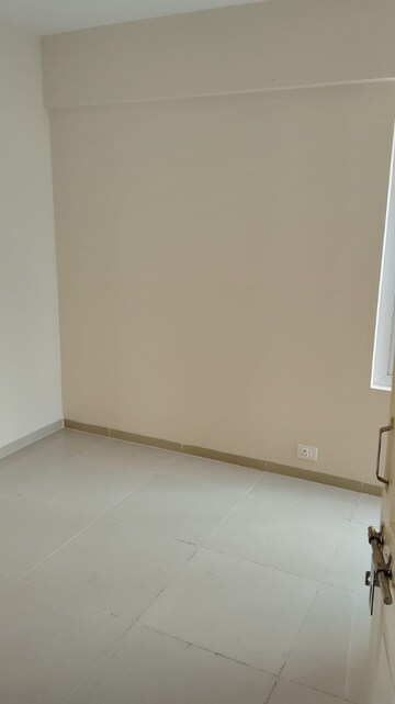 Room in 3 BHK Apartment at Wave Dream Homes, Wave City – for Rent