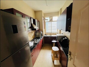 Team Area in 3 BHK Builder Floor at DLF The Belvedere Park, Sector 24 – for Rent