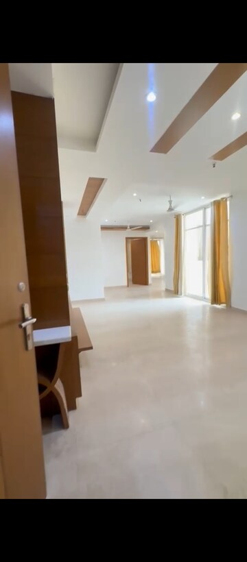 Room in 4 BHK Penthouse at Amrapali Sapphire, Sector 45 – for Sale