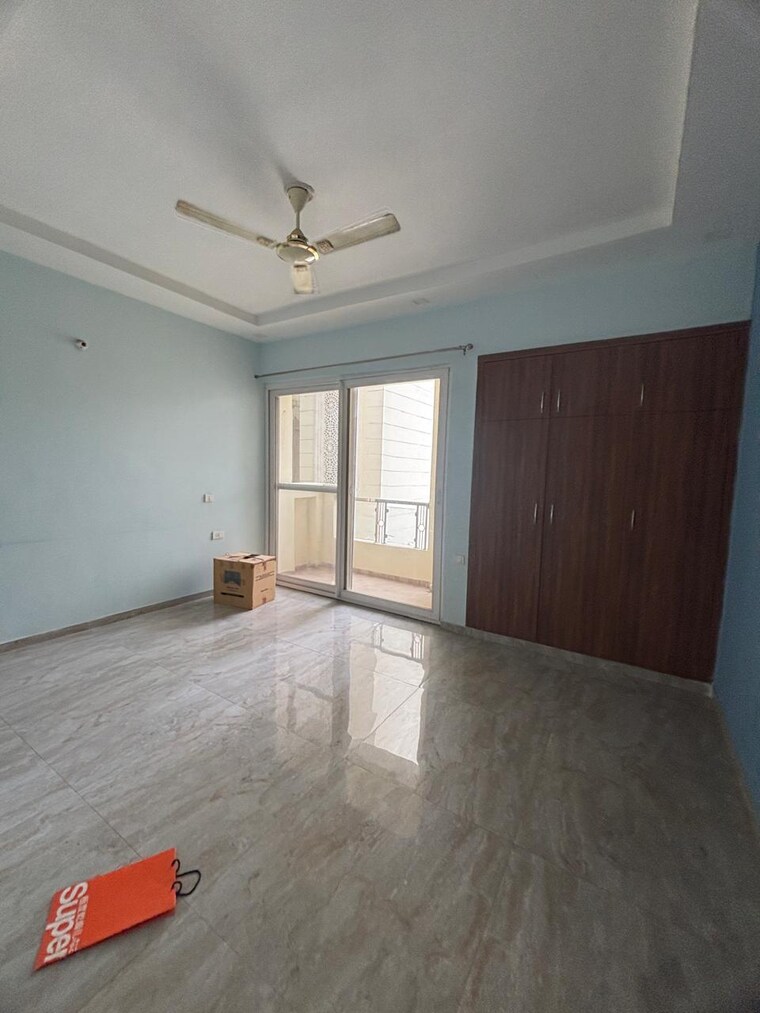 Room, gomti nagar 3 Bedroom 1900 Sq.Ft. Apartment In Gomti Nagar Lucknow 8895587