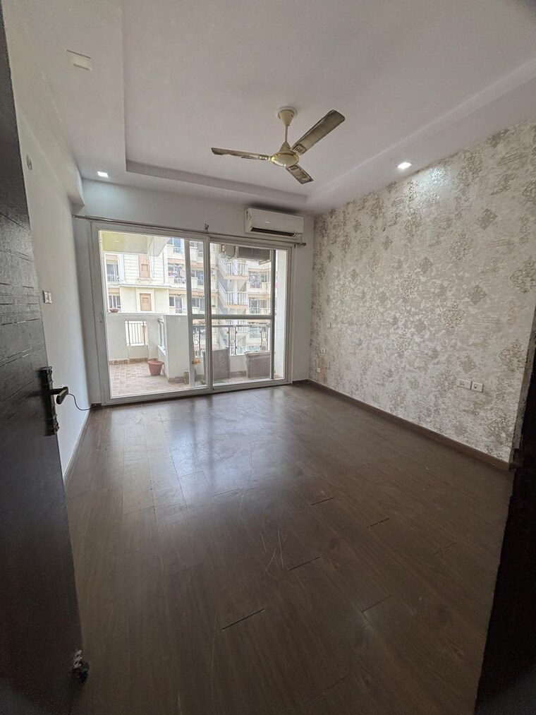 Room, gomti nagar 3 Bedroom 1900 Sq.Ft. Apartment In Gomti Nagar Lucknow 8895587