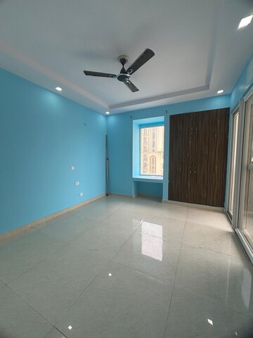 Room in 3 BHK Apartment at Gomti Nagar – for Sale