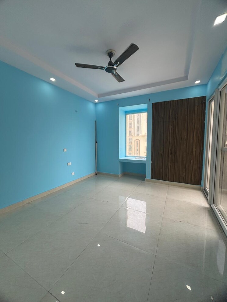 Room, gomti nagar 3 Bedroom 1900 Sq.Ft. Apartment In Gomti Nagar Lucknow 8895587