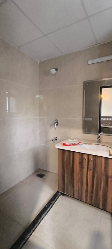 Furnished Amenities in 4 BHK Villa at BPTP Amstoria, Sector 102 – for Rent