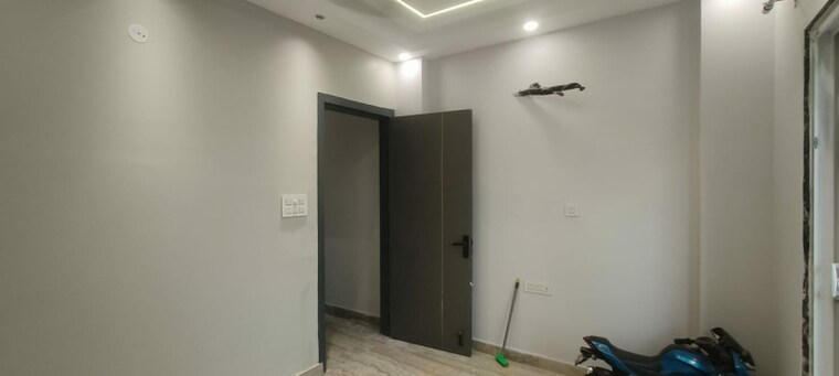 Room, janakpuri 3 Bedroom 1000 Sq.Ft. Apartment In Janakpuri Delhi 8895608