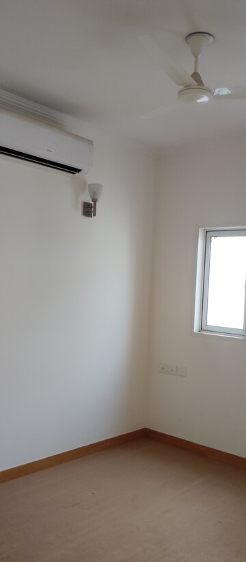 Room in 4 BHK Apartment at Jaypee Imperial Court, Sector 128 – for Sale