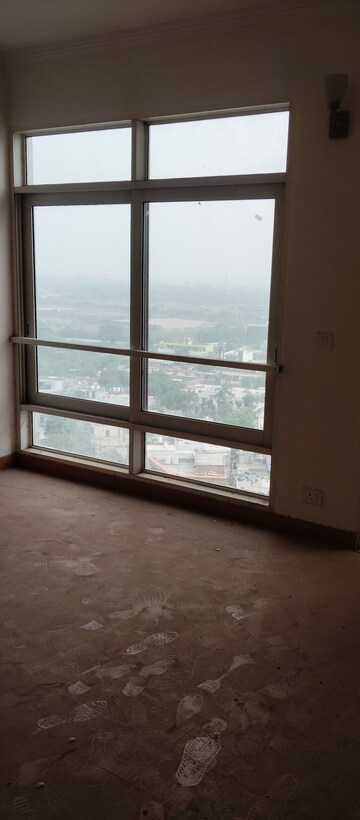 Room in 4 BHK Apartment at Jaypee Imperial Court, Sector 128 – for Sale