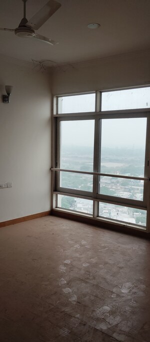 Room in 4 BHK Apartment at Jaypee Imperial Court, Sector 128 – for Sale