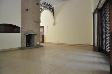 Room in 6 BHK Villa at Chanakyapuri – for Rent