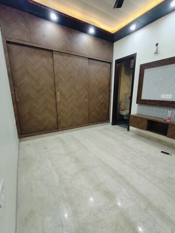 Room in 3 BHK Builder Floor at Shivalik Colony – for Rent