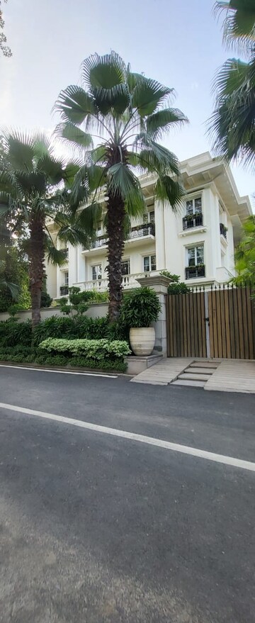 Balcony in 6+ BHK Villa at Connaught Place – for Rent