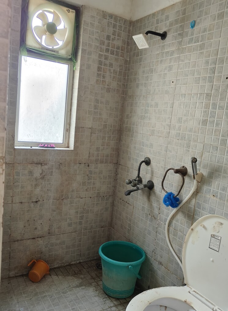 Bathroom, paras-tierea 3 Bedroom 1365 Sq.Ft. Apartment In Sector 137 Noida 8895844