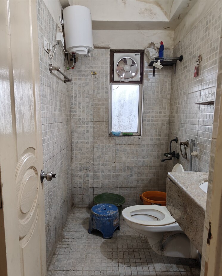 Bathroom, paras-tierea 3 Bedroom 1365 Sq.Ft. Apartment In Sector 137 Noida 8895844