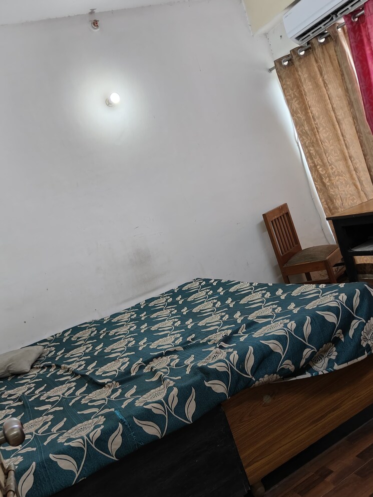 Bedroom, paras-tierea 3 Bedroom 1365 Sq.Ft. Apartment In Sector 137 Noida 8895844