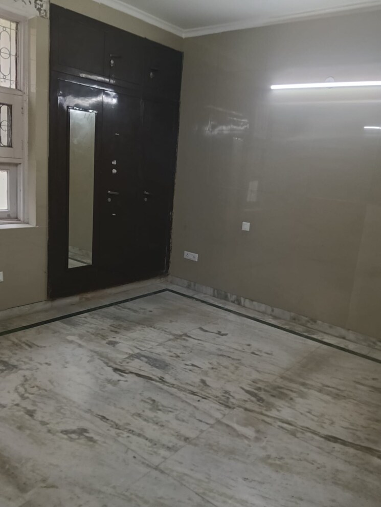Room, sector 41 2 Bedroom 190 Sq.Mt. Independent House In Sector 41 Noida 8896026