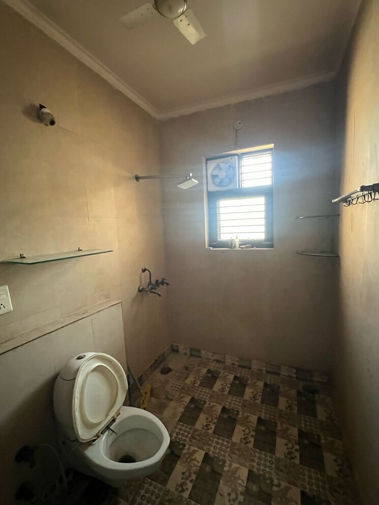 Attached Bathroom, sector 19 3 Bedroom 1600 Sq.Ft. Builder Floor In Sector 19 Faridabad 8896226