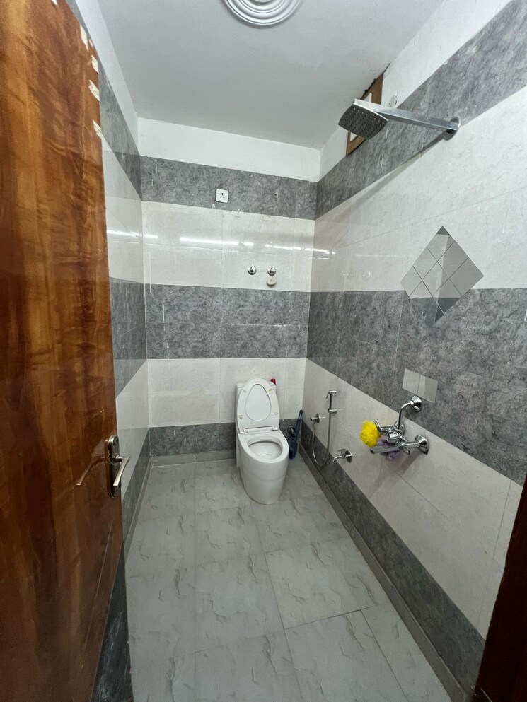 Bathroom, sector 10a 2 Bedroom 150 Sq.Yd. Builder Floor In Sector 10a Gurgaon 8896244