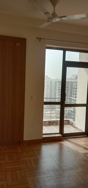 Room in 3 BHK Apartment at Unitech Fresco, Sector 50 – for Sale