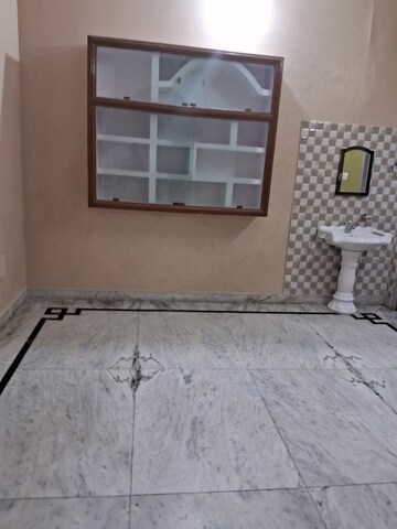Room in 2 BHK Independent House at Gomti Nagar – for Rent