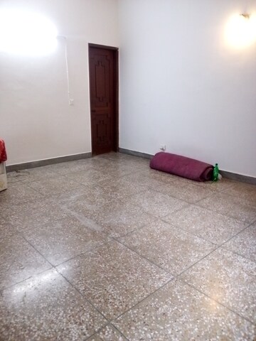 Room in 3.5 BHK Apartment at Sector 29 – for Rent