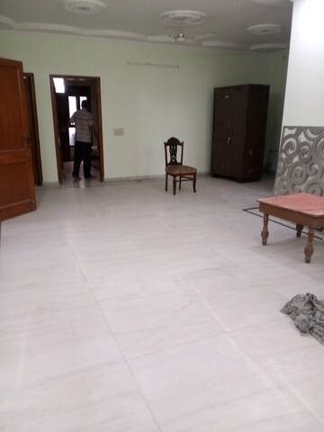 Room in 3.5 BHK Apartment at Sector 29 – for Rent